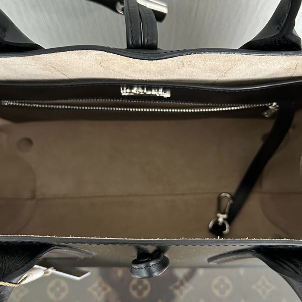 Longchamp Women Pre-Loved Bag Very Good Condition View 6
